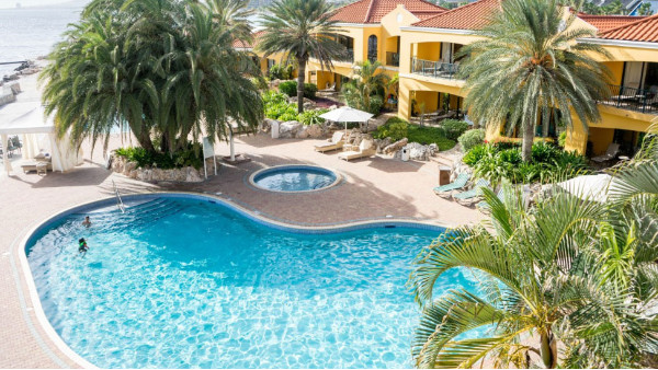 恒溫游泳池需要什么設(shè)備，怎么選擇?